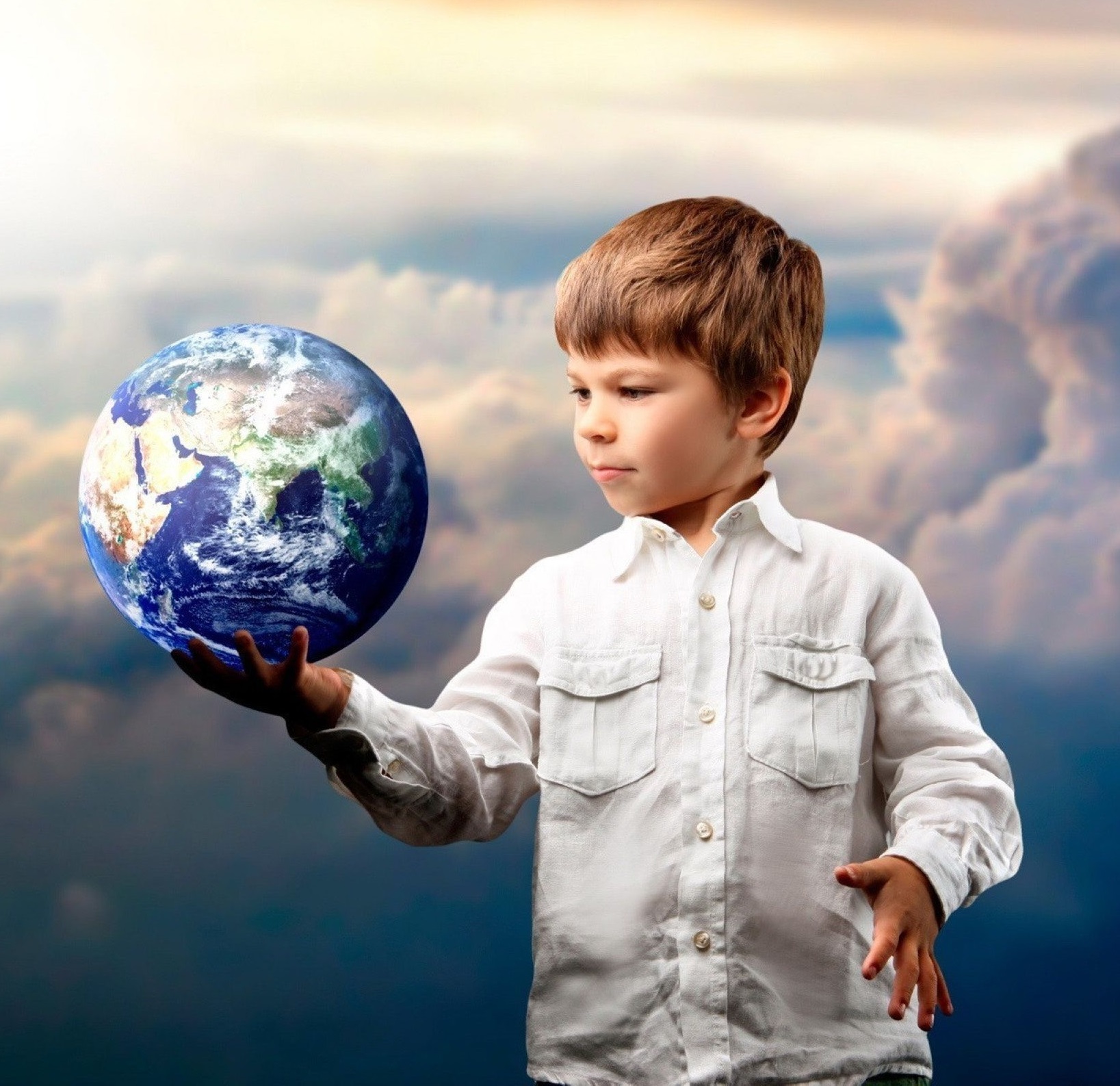 Оберегать землю. Планета земля для детей. Мальчик с глобусом. Ребенок познает мир. Дети будущее.